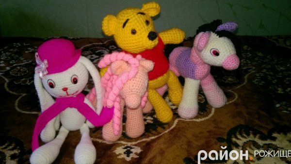 Волинянка в’яже милі іграшки в японській техніці