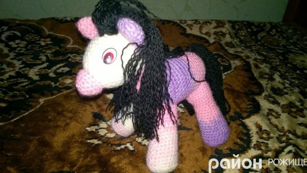 Волинянка в’яже милі іграшки в японській техніці