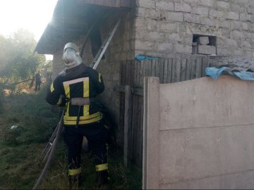 У місті на Волині серед білого дня загорілась будівля з блоків