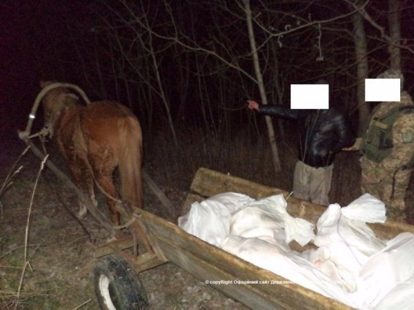 Волинянин віз до Білорусі 14 мішків сала та трикотаж. ФОТО 