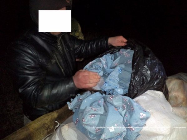 Волинянин віз до Білорусі 14 мішків сала та трикотаж. ФОТО 