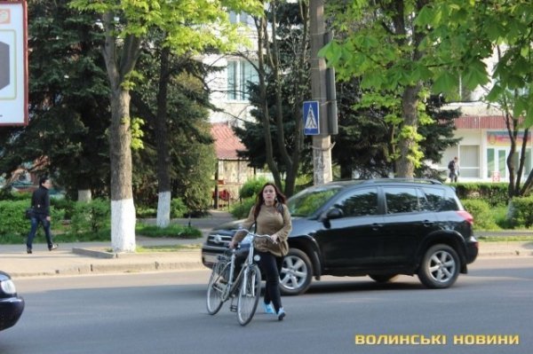 У Луцьку активісти вчили пішоходів переходити дорогу. ФОТО