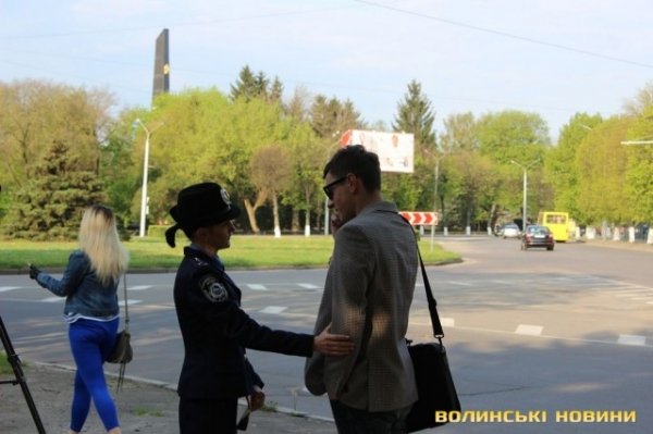 У Луцьку активісти вчили пішоходів переходити дорогу. ФОТО