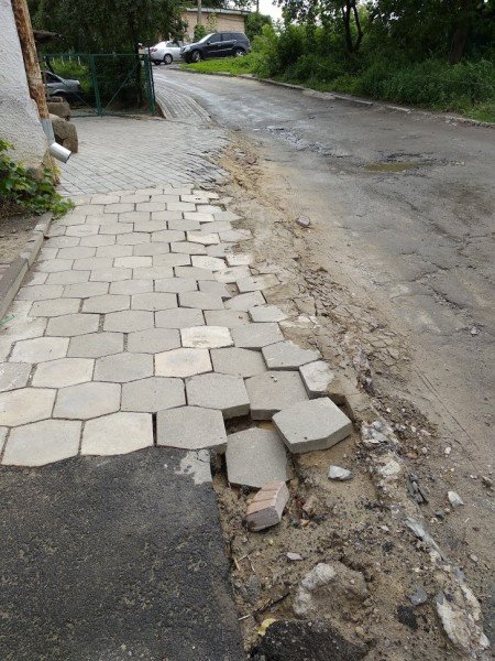 Зробили «дічь» і поїхали: лучанин про жахливий стан бруківки. ФОТО