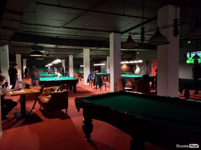 У Луцьку відбувся благодійний турнір з більярду на підтримку ЗСУ. ФОТО