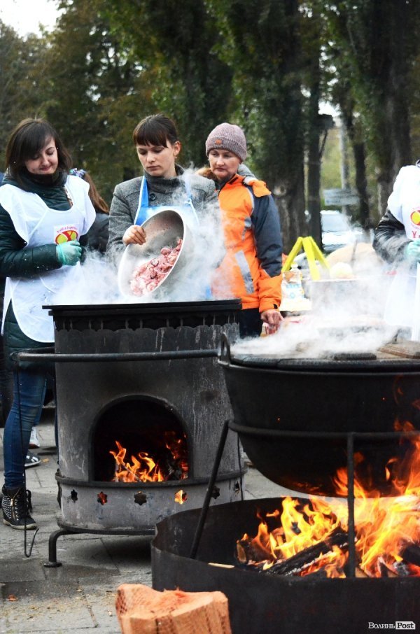  У Луцьку Романюк варив борщ на фестивалі їжі. ФОТО