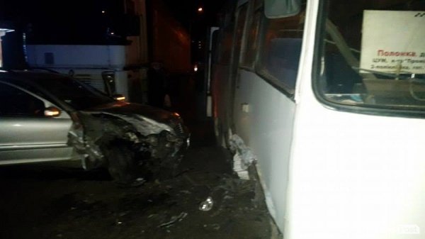 Аварія на Станіславського: "Мерседес" влетів в маршрутку. ФОТО