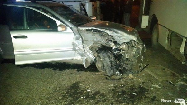 Аварія на Станіславського: "Мерседес" влетів в маршрутку. ФОТО