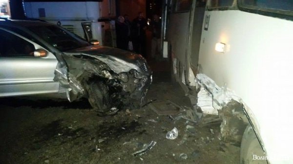 Аварія на Станіславського: "Мерседес" влетів в маршрутку. ФОТО