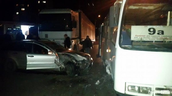 Аварія на Станіславського: "Мерседес" влетів в маршрутку. ФОТО