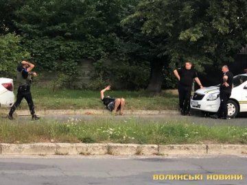 У Луцьку затримали п'яного водія таксі: він вийшов з машини і впав. ФОТО