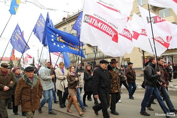 Акція «Вставай, Україно!» розпочалася в Луцьку. ФОТО. ОНОВЛЕНО