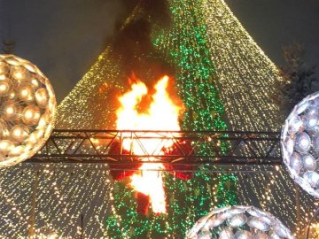У Києві спалахнула прикраса на головній ялинці країни. ВІДЕО