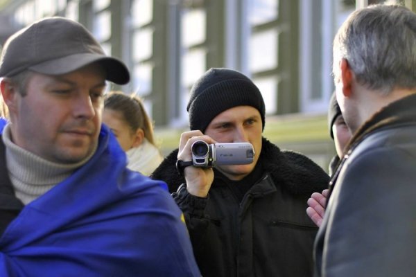 Як прокуратурі Луцька дарували портрети Януковича. ФОТО