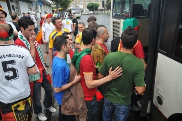 Футбольні фани у Львові пісяли під стадіоном, бродили по калюжах і матюкалися. ФОТО 