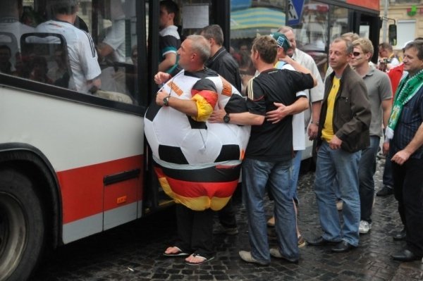 Футбольні фани у Львові пісяли під стадіоном, бродили по калюжах і матюкалися. ФОТО 