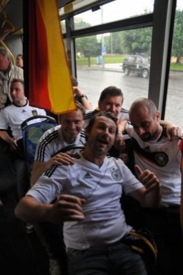 Футбольні фани у Львові пісяли під стадіоном, бродили по калюжах і матюкалися. ФОТО 