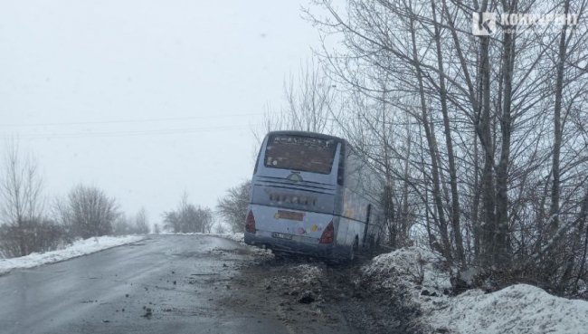У селі під Луцьком автобус злетів у кювет