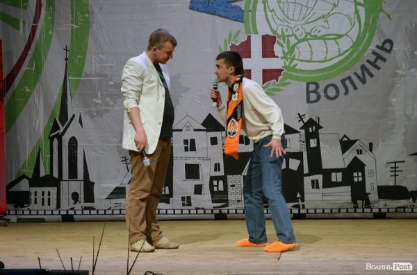На КВНі в Луцьку перемогла команда, яка роздягалась на сцені і багато кричала. ФОТО
