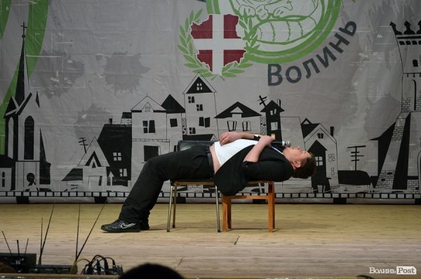 На КВНі в Луцьку перемогла команда, яка роздягалась на сцені і багато кричала. ФОТО