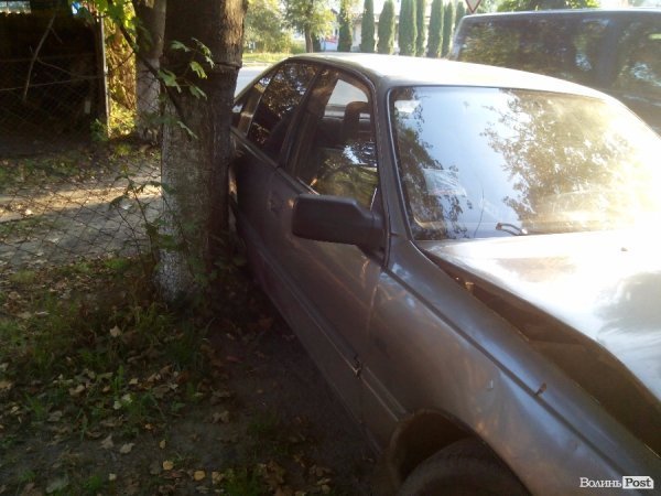 Поки міліція «спала», біля міськвідділку лучанину вщент розбили авто. ФОТО