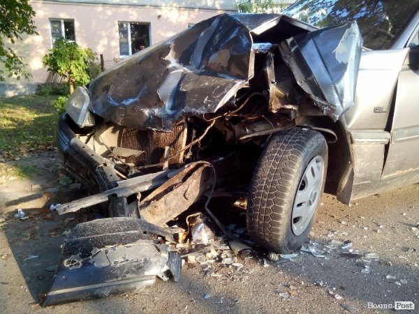 Поки міліція «спала», біля міськвідділку лучанину вщент розбили авто. ФОТО