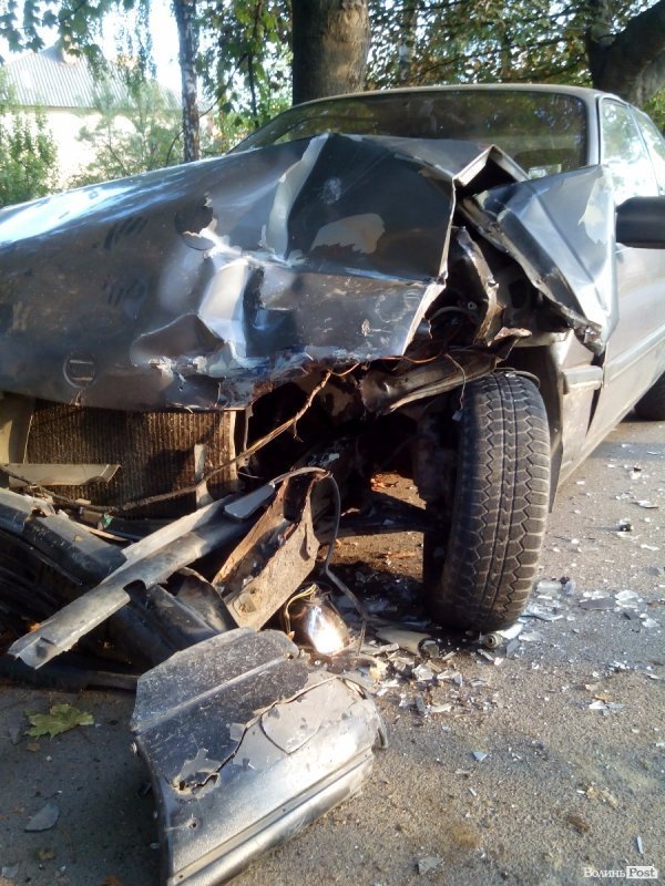 Поки міліція «спала», біля міськвідділку лучанину вщент розбили авто. ФОТО