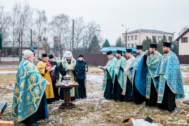 У Луцьку освятили хрест під будівництво дитячої церкви. ФОТО