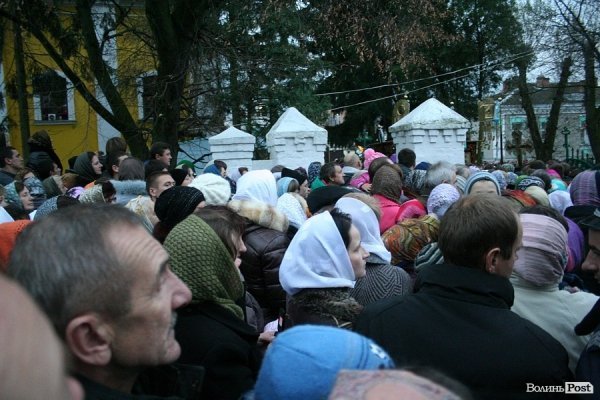 Не менше тисячі лучан зустрічали Єрусалимську плащаницю. ФОТО