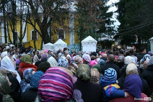 Не менше тисячі лучан зустрічали Єрусалимську плащаницю. ФОТО