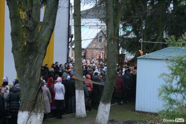 Не менше тисячі лучан зустрічали Єрусалимську плащаницю. ФОТО