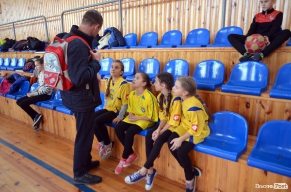 Бігали, раділи, вболівали: у Ковелі школярі змагалися на святкових «Веселих стартах»