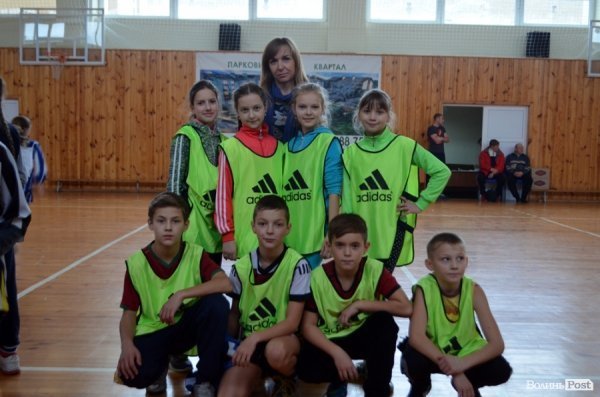 Бігали, раділи, вболівали: у Ковелі школярі змагалися на святкових «Веселих стартах»