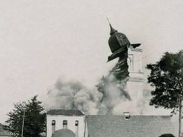 Унікальне фото: німці підірвали древній костел на Волині