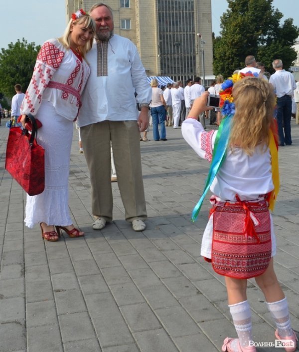 Лучани у вишиванках вибудували ключик від міста. ФОТО