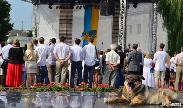 Лучани у вишиванках вибудували ключик від міста. ФОТО