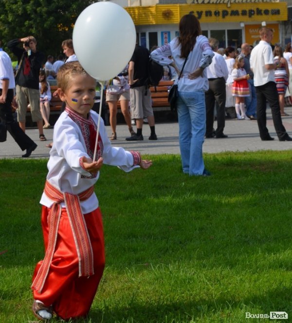 Лучани у вишиванках вибудували ключик від міста. ФОТО