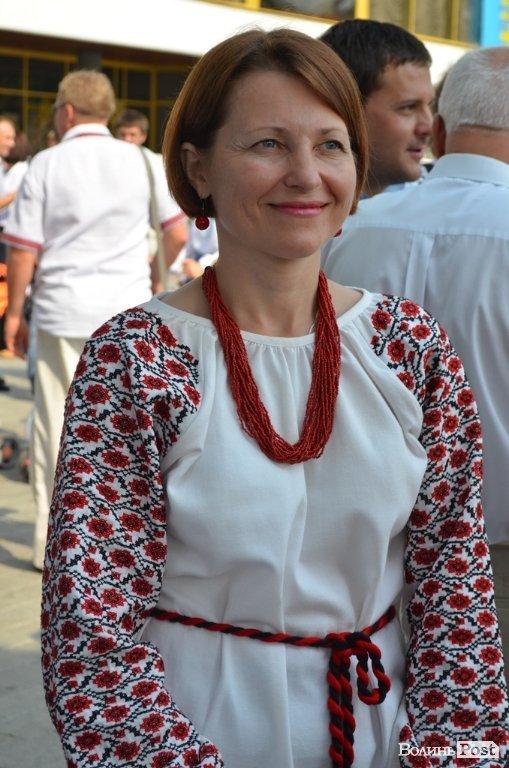 Лучани у вишиванках вибудували ключик від міста. ФОТО