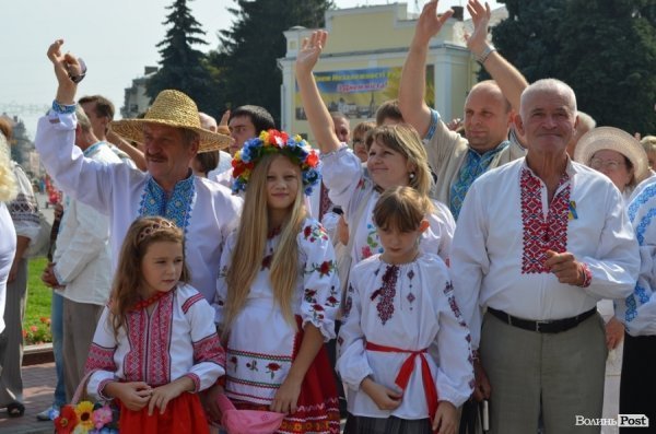 Лучани у вишиванках вибудували ключик від міста. ФОТО