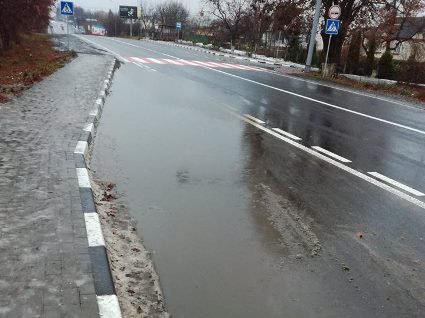 Водіїв та пішоходів попереджають про небезпечну зупинку під Луцьком