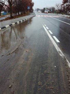 Водіїв та пішоходів попереджають про небезпечну зупинку під Луцьком