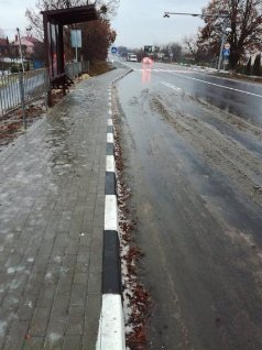 Водіїв та пішоходів попереджають про небезпечну зупинку під Луцьком