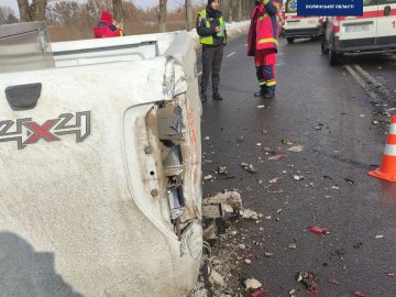 У Луцьку на Набережній позашляховик влетів у «швидку». ФОТО