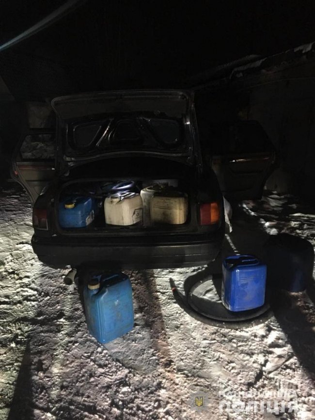 Поліцейський зі знайомими крав пальне з фур та продавав іншим водіям