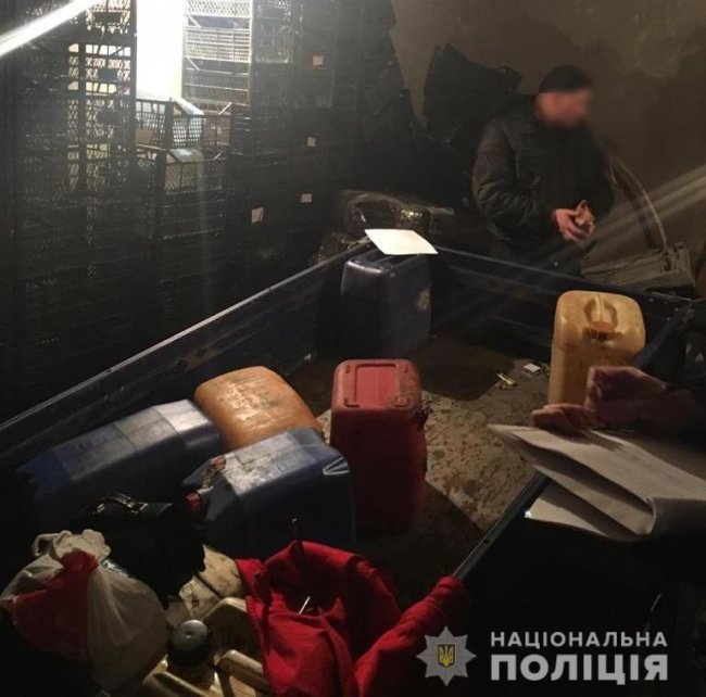 Поліцейський зі знайомими крав пальне з фур та продавав іншим водіям