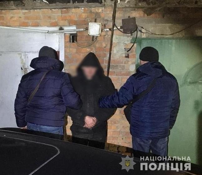 Поліцейський зі знайомими крав пальне з фур та продавав іншим водіям