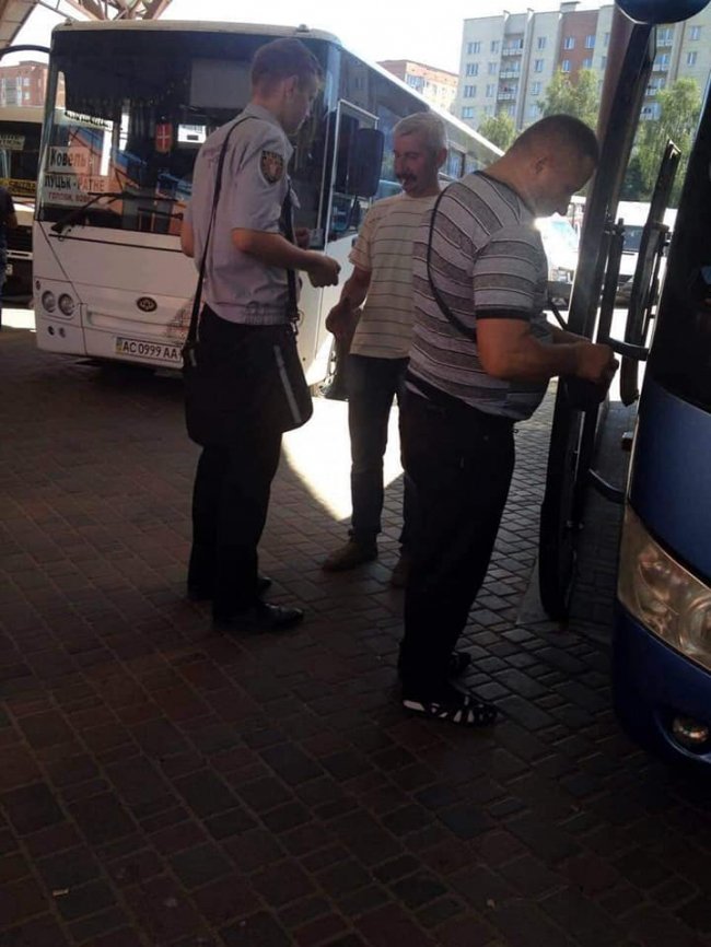 У Луцьку ловили курців у громадських місцях. ФОТО