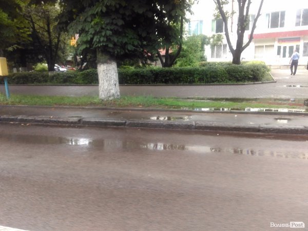 Сьогодні дощовий Луцьк. ФОТОРЕПОРТАЖ