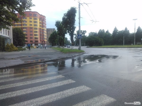 Сьогодні дощовий Луцьк. ФОТОРЕПОРТАЖ