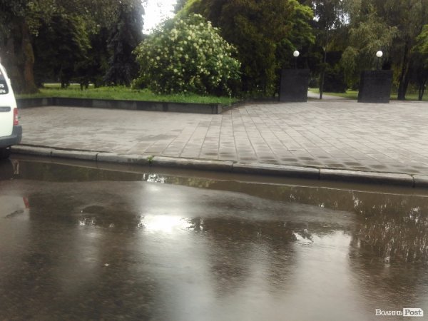 Сьогодні дощовий Луцьк. ФОТОРЕПОРТАЖ